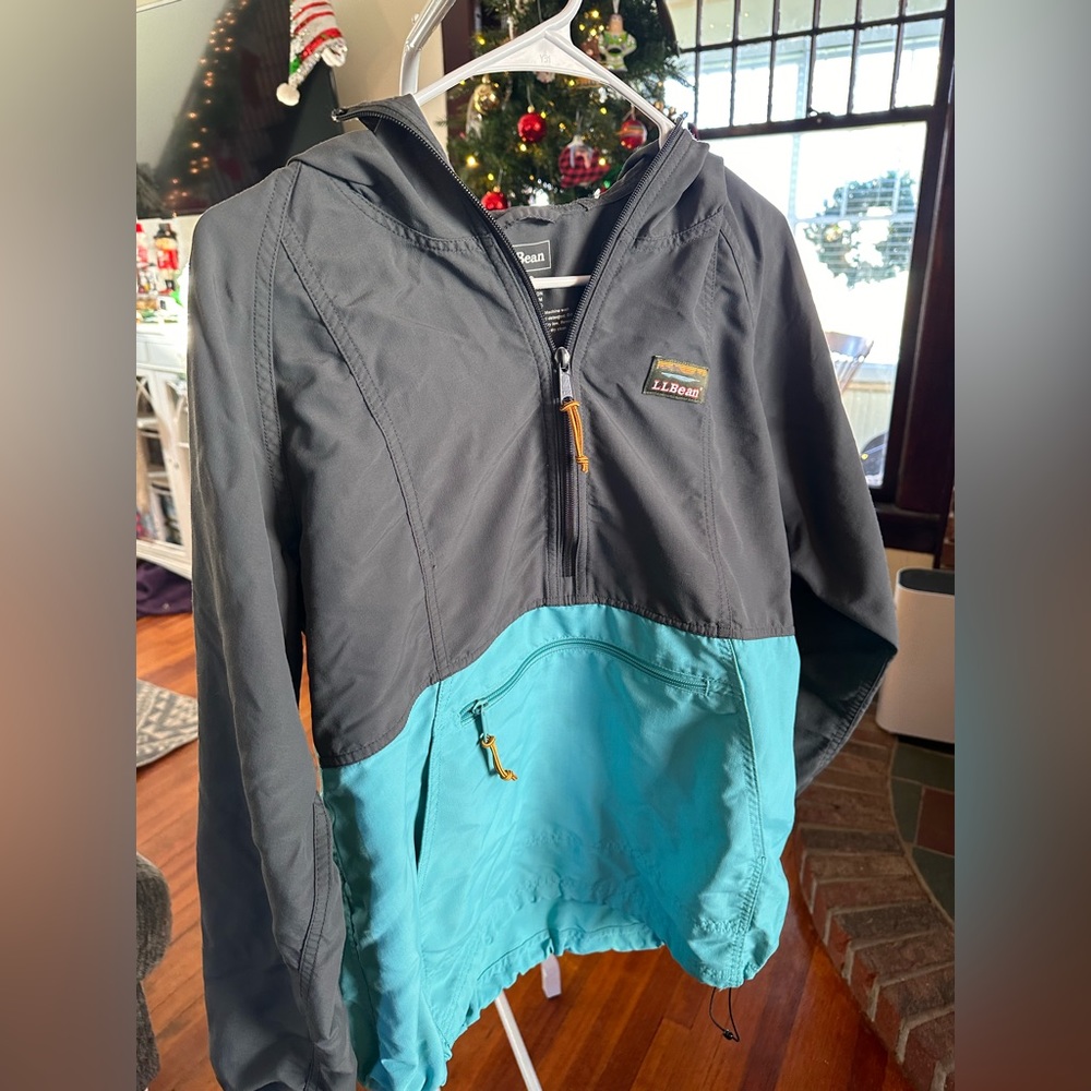 LLBean Women’s Mountain Classic Anorak Size M